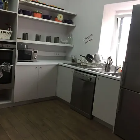 אכסניה Back To