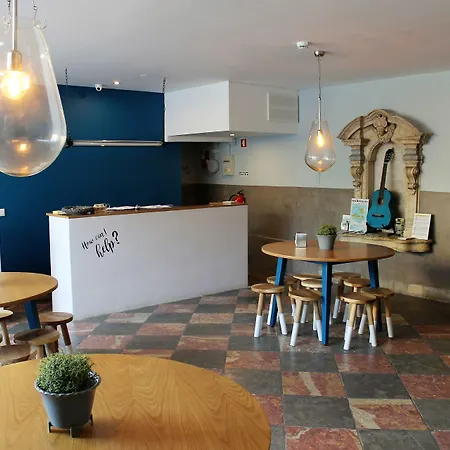 Back To אכסניה