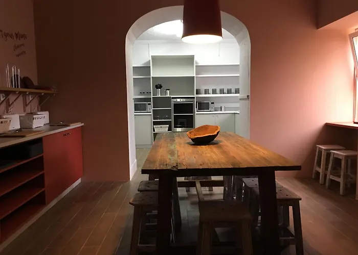 Back To אכסניה ליסבון