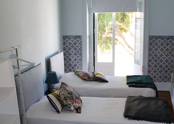 אכסניה Back To *