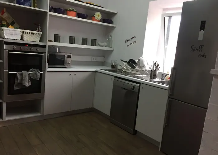 אכסניה Back To