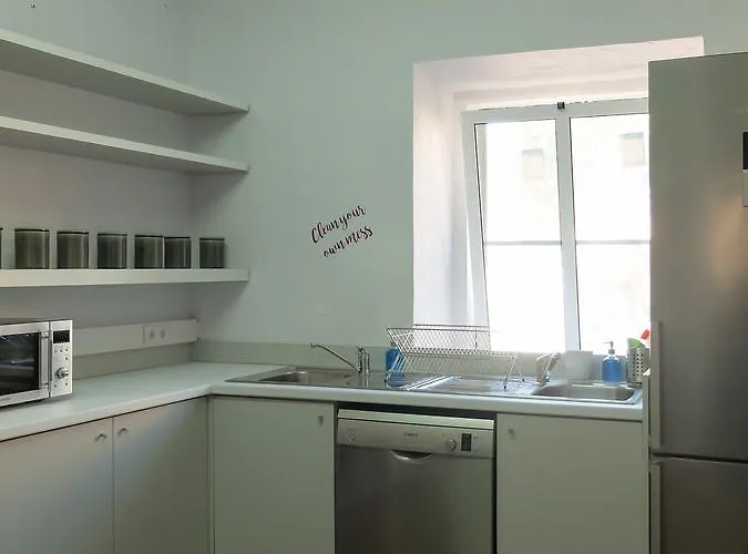 אכסניה Back To