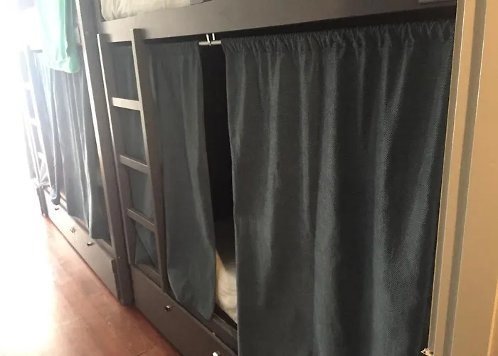 Back To אכסניה