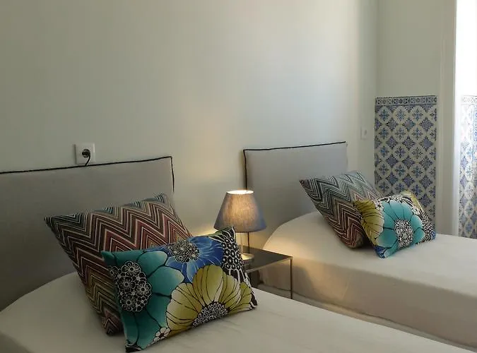 אכסניה Back To