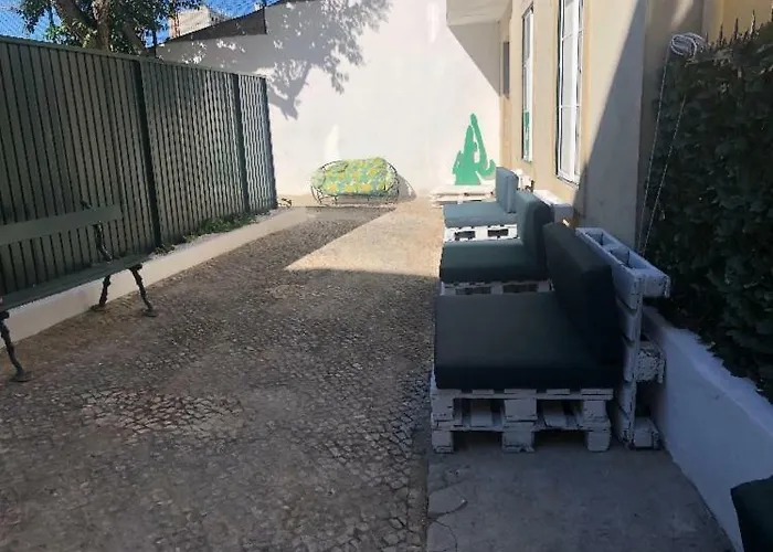 Back To אכסניה