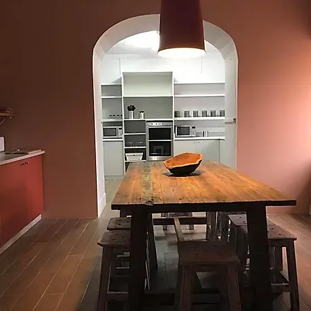 אכסניה Back To